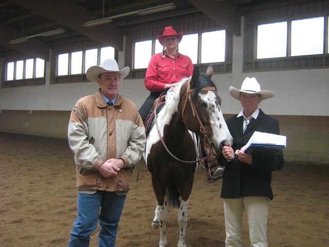 von links: Richter Hugo Schmidbaur, Siegerin Horsemansship Gabi Koschel und Ringsteward Elke Riebler