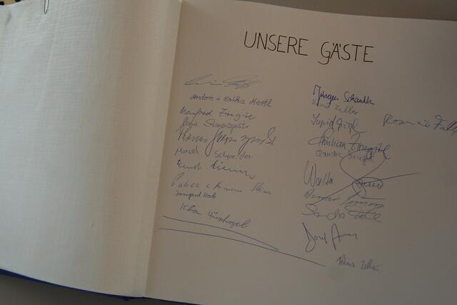 Einträge im Gästebuch beim Pfarrzentrum