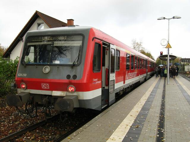 Triebwagen 628 250 am Bahnsteig