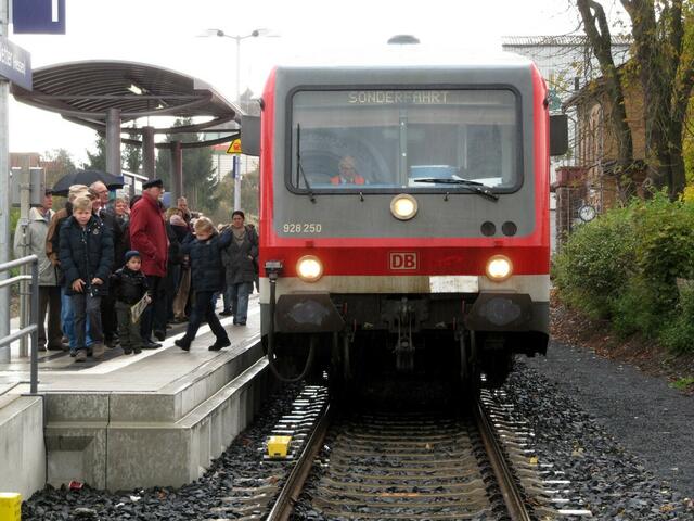 Um 11:04 Uhr trifft der Triebwagen mit geladenen Gästen ein.