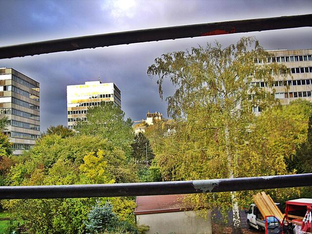 bange Frage durch das Gerüst auf die dunklen Wolken, bleibt es trocken?