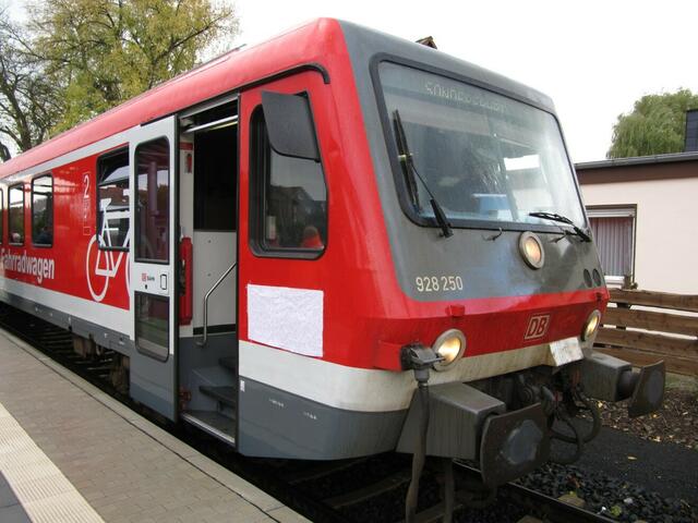 Triebwagen mit verdecktem Logo