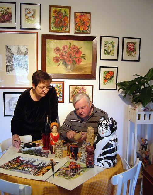 Mein Mann und ich bei unseren Hobbys Malen und Schnitzen | Foto: Doris Seifert