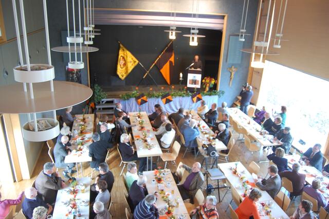 Volles Haus im Oscar Romero Pfarrzentrum