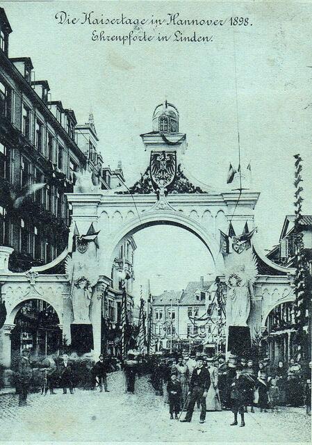Die Triumpfpforte, anlässlich der Kaiser-Parade des 10. Armee-Corps bei Hannover (Weetzen) Anfang September 1898 errichtet, steht in Blickrichtung Schwarzer Bär....