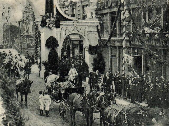 ....vor dem Haus Deisterstraße 3. Zwei Lindener Butjer begrüßen Ihre Majestät, die Kaiserin. Im Hintergrund ist die Ihme-Brücke zu sehen