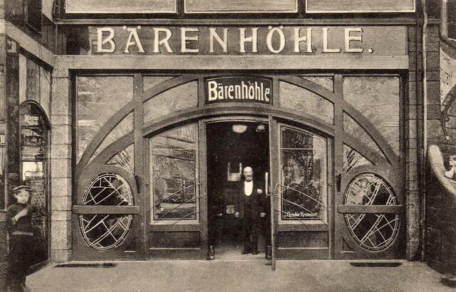 Außenansicht der "Bärenhöhle", links von der Freitreppe, um 1913