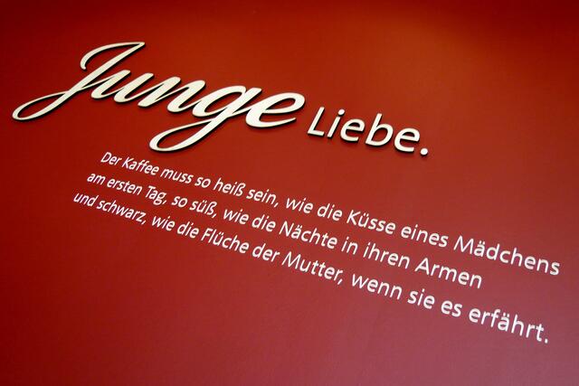 Moderne Lyrik (ohne Verfasserangabe) als Kaffeewerbung, gesehen in einem Café des Hansecenters
