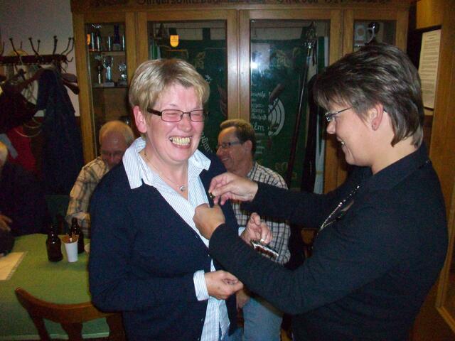 ... und das ist die dazugehörige Nadel - und Ulrike freut sich!