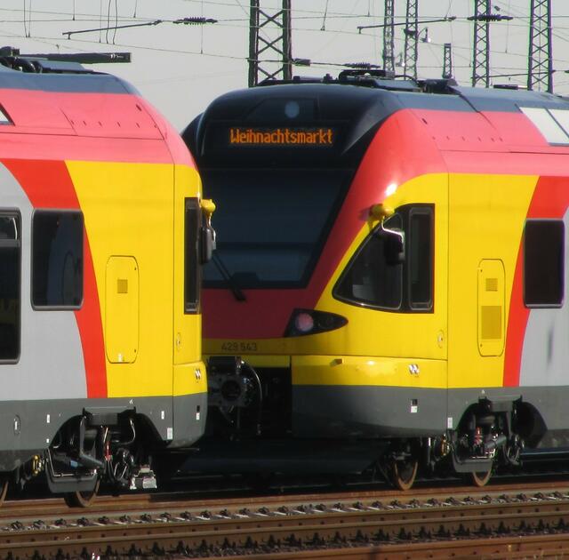 Weihnachten ist nah: Der FLIRT fährt schon zum Weihnachtsmarkt. (29.10.2010)