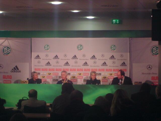 Die Trainer beider Mannschaften bei der Pressekonferenz nach dem Spiel