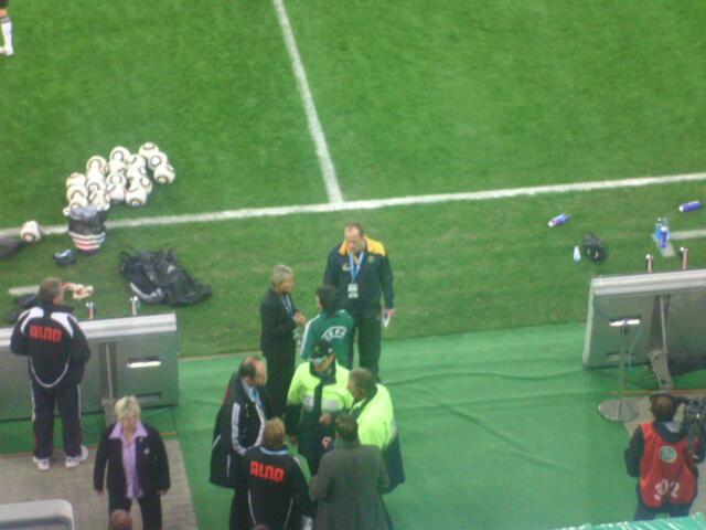 Silvia Neid im Gespräch mit der 4. Offiziellen (in der grünen UEFA Jacke)