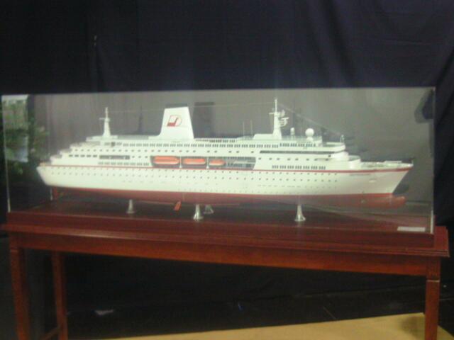 Die MS Deutschland in klein