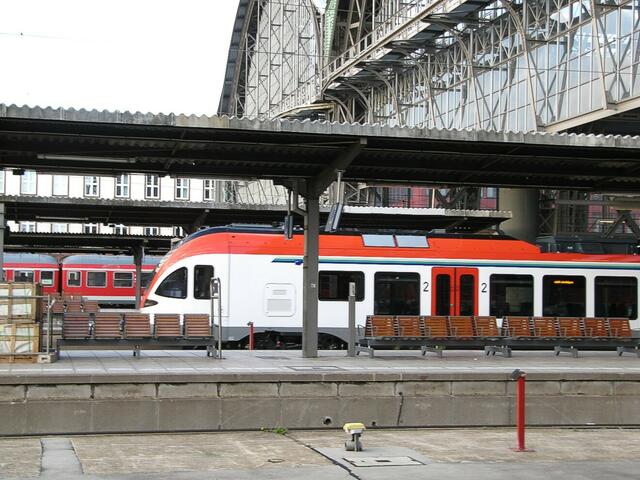Am 25.10. fährt um 17:19 Uhr ein VIAS-FLIRT in Frankfurt ein.