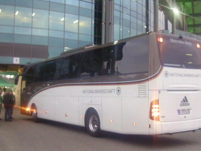 Der Mannschaftsbus der Deutschen Frauen Nationalmannschaft
