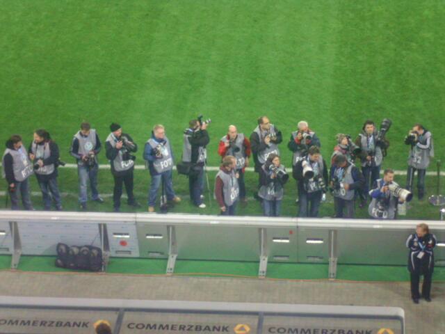 Die Fotografen vor der Bank der Deutschen Mannschaft (anmerkung: Vor der Bank des Australischen Teams waren 4 Fotografen)