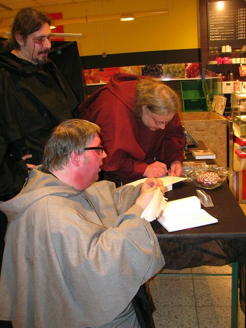 Hunger, Tod und Pestilenz beim Signieren