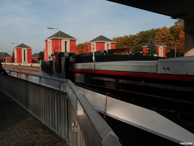 In Augenhöhe mit dem Schiff.