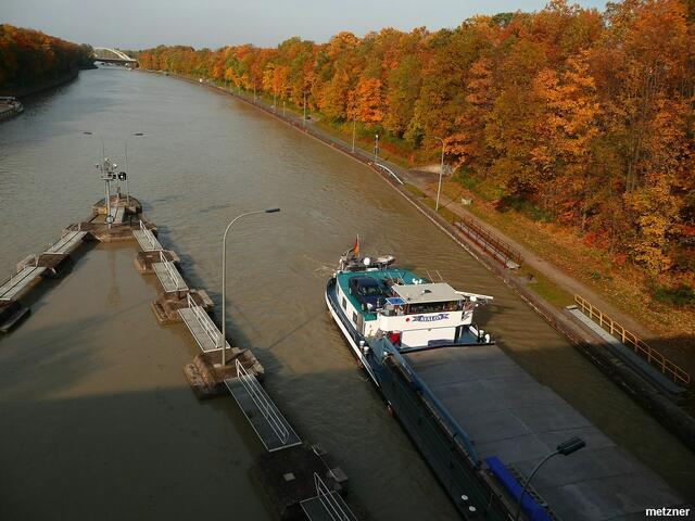 Ein Binnenschiff verläßt die nördliche Schleusenkammer.