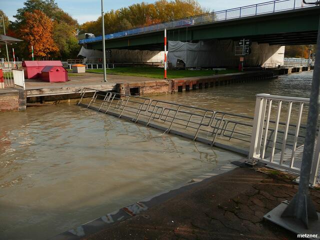 Das Schleusentor hebt sich.