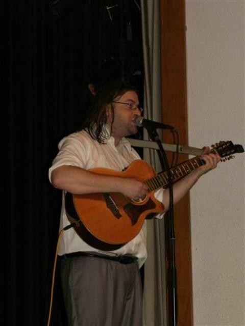 "John" mit dem Song - Give Peace a Chanche -
