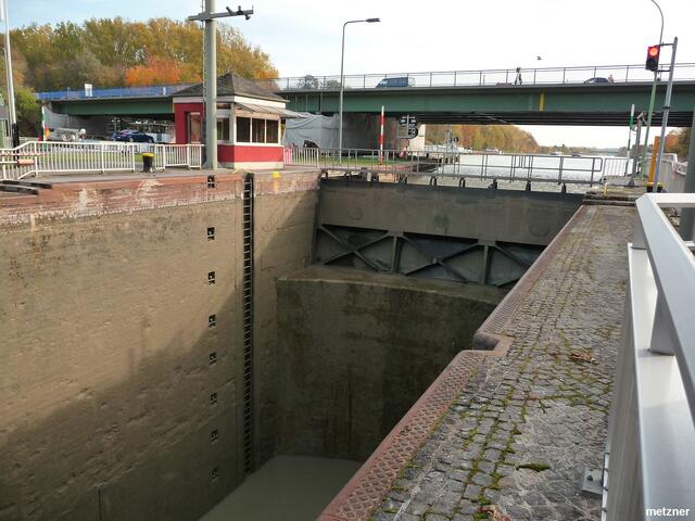Im oberen Teil der Schleusenkammer erkennt man die Wassertiefe des Kanals.