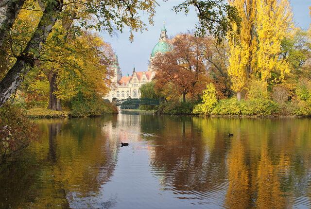 Traumhafte Herbstimpressionen am Maschteich des Neuen Rathaus in Hannover