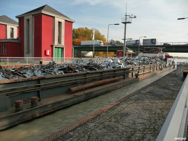 Hier kann man genau den Spalt Schiff - Schleusentrog erkennen.