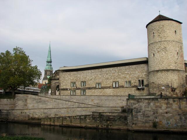Beginenturm und ehemaliges Zeughaus am Hohen Ufer ("Roter Faden" Hannover) (©Katja Woidtke)