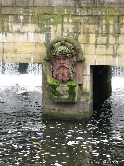 Flussgott an der alten Flusswasserkunst Hannover ("Roter Faden") (©Katja Woidtke)