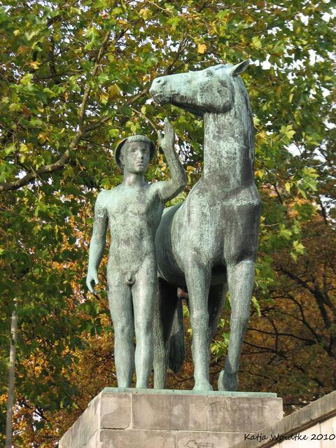 Denkmal zur Pferdetränke ("Roter Faden" Hannover) (©Katja Woidtke)