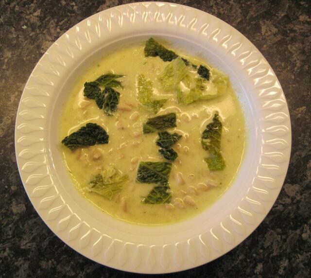 ...für Erwachsene die Suppe mit Wirsing und Mandelsplittern garnieren...