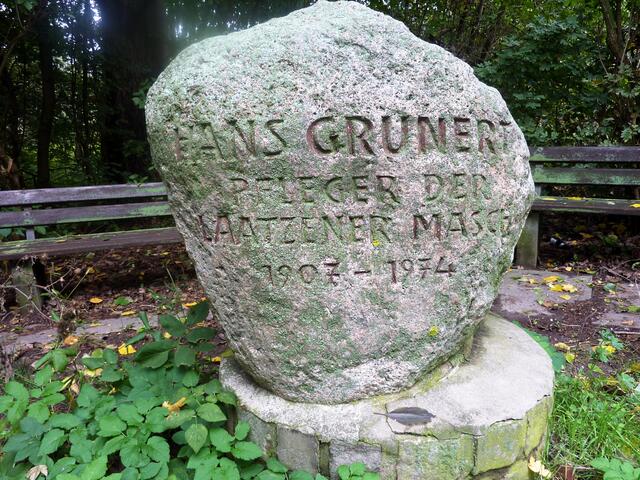 Schönes rustikales Denkmal