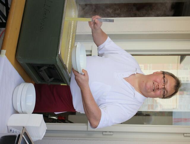 Frank Reimuth gibt Kürbissuppe von der Bundeswehr aus.