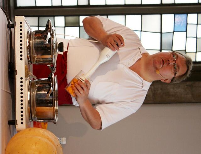 Franks Kochstudio: Mit dem Stabmixer wird Kürbisbrei hergestellt.