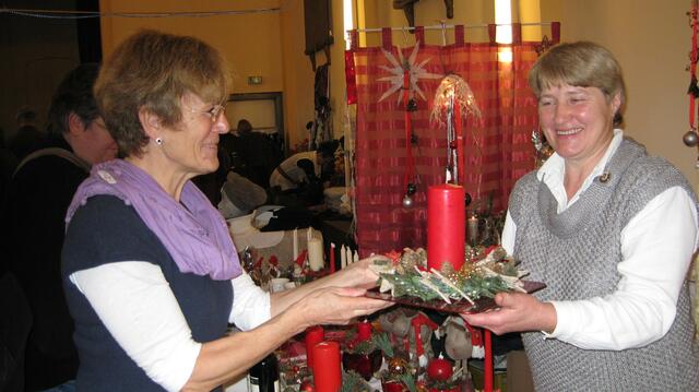 bei Frau Romankiewicz aus Eckartsberga findet man schnell ein passendes Geschenk - hier mit Frau Weißbach aus Herrengosserstedt als zufriedene Kundin
