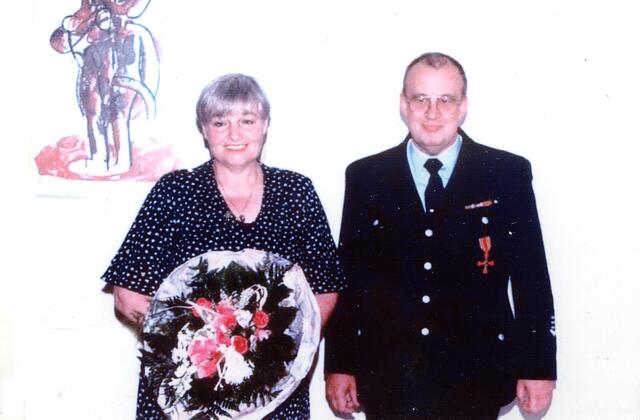 Meine Frau und ich bei der Verleihung des Bundesverdienstkreuzes für meine/unsere Entwicklugnshilfe. Meine Frau hat mich ja meistens begleitet und dann in der Mutter-Kind-Fürsorge als Krankenschwester gearbeitet. | Foto: Klaus Bethge