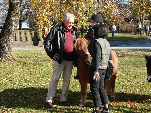Bürgermeister Franz Neher, Reiterin Nina Berger mit Shetty Scarlett und Hildegard Steiner