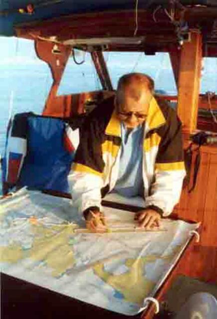 ich beim "Kurs abstecken" auf dem Segler vor Zypern | Foto: Klaus Bethge