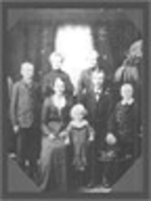 Familie Emilie und Wilhelm Wettig, v.l. Wilhelm jun. Erna, Ella, rechts mein Vater Heinrich, vorn Else Hachmeister geb. Wettig, ca. 1910