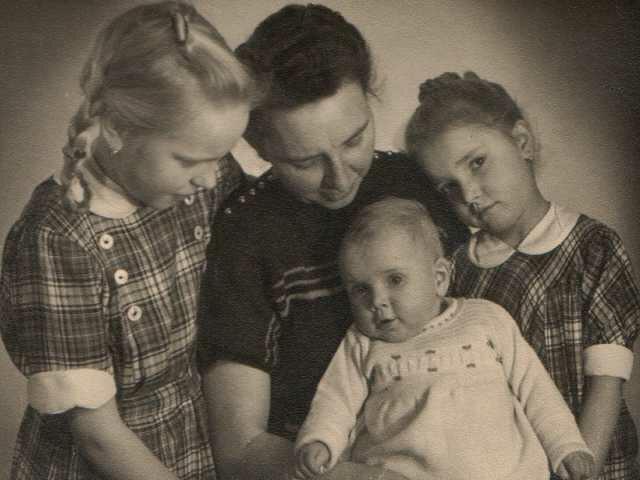 Vier mal M, Marianne, Mutter Martha, Mechthild und Klein Monika 1949