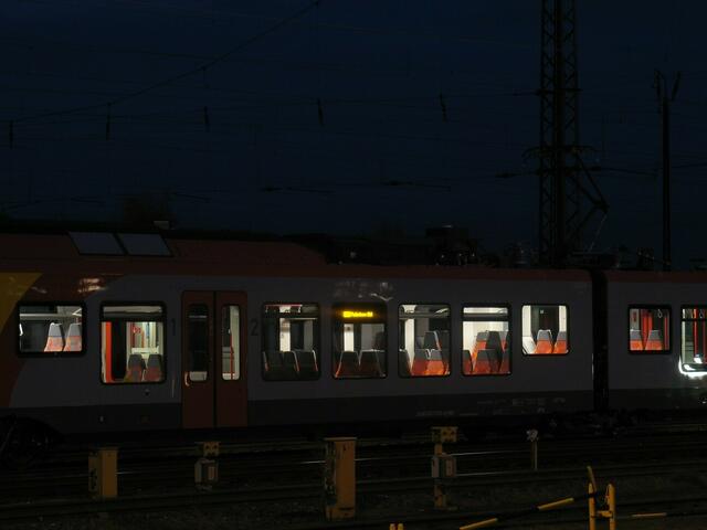 FLIRT von der Seite mit Anzeige "RB89 Paderborn Hbf" (4.11.2010)