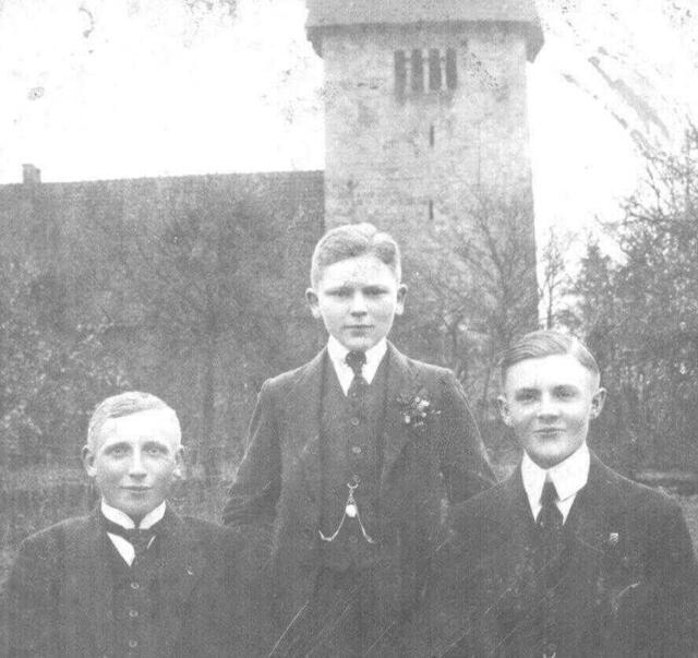 li. Heinrich Wettig mit seinen Freunden?