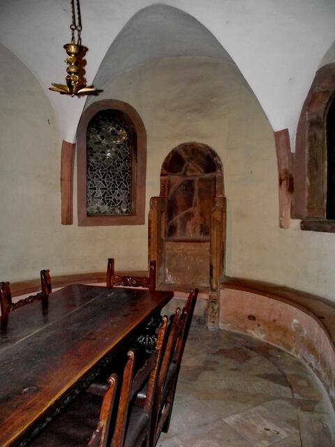der Lehrstuhl des Raschi (nicht historisch, sondern  eher als Andenken zu verstehen) im Lehrsaal der Synagoge