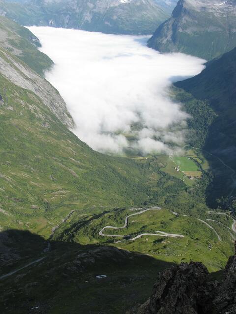 Blick vom Dalsnibba: Unter der Wolke der Fjord....
