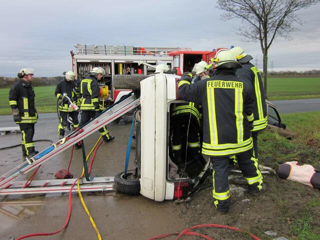 Absicherung eines Unfallfahrzeuges zur Rettung der Unfallopfer.