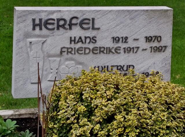 die Verbindung zwischen Wasser und Brot - von der Taufe über den Kelch zum Abendmahl