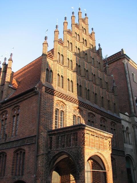 Altes Rathaus Hannover mit Gerichtslaube (wer genau hinschaut, kann in der Laube den Haken des Prangers erkennen) (©Katja Woidtke)