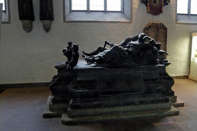Im Seitenschiff des Doms: Tumba Herzog Ludwig Rudolf, 1735