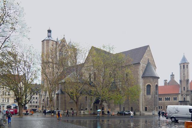 Sehenswert ist der romanische Dom St. Blasii, die erste vollgewölbte dreischiffige Basilika Niedersachsens (1173  - 95), mehrfach umgebaut und rekonstruiert.